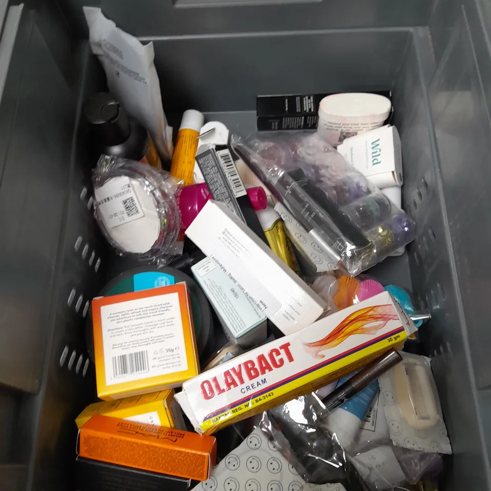 APPROXIMATELY 20 ASSORTED COSMETICS PRODUCTS TO INCLUDE - CIDAL CLEANSING BARS - THE BODY SHOP VITAMIN E FACE WASH - NIVEA MEN ROLL ON DEODORANT - ETC 