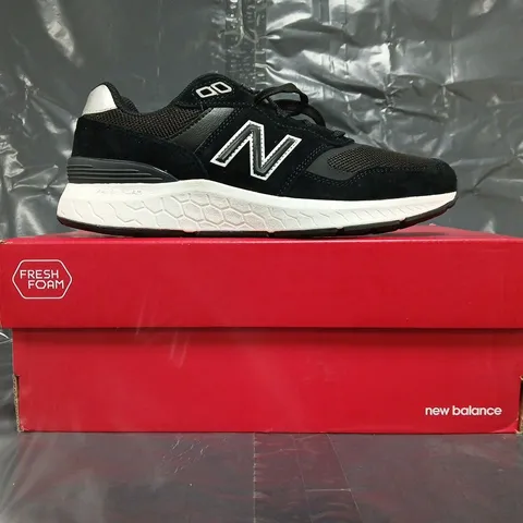 BOXED PAIR OF NEW BALANCE 880 TRAINERS IN BLACK SIZE UK 7.5