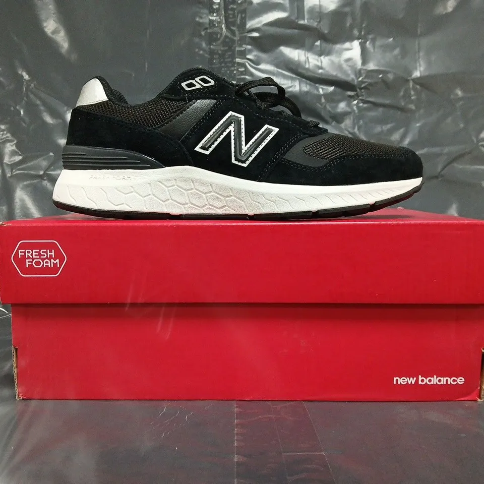 BOXED PAIR OF NEW BALANCE 880 TRAINERS IN BLACK SIZE UK 7.5