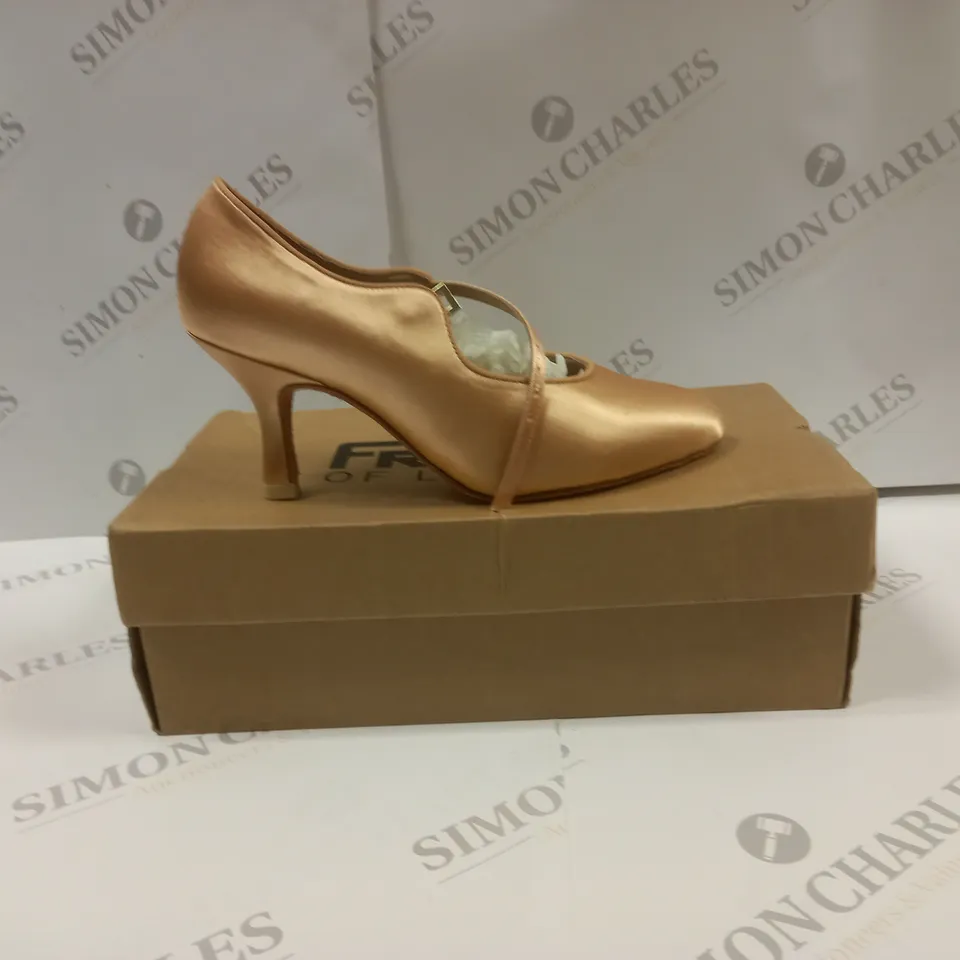 BOXED PAIR OF FREED OF LONDON STRAIGHT STRAP BALLROOM SHOES UK SIZE 4.5 