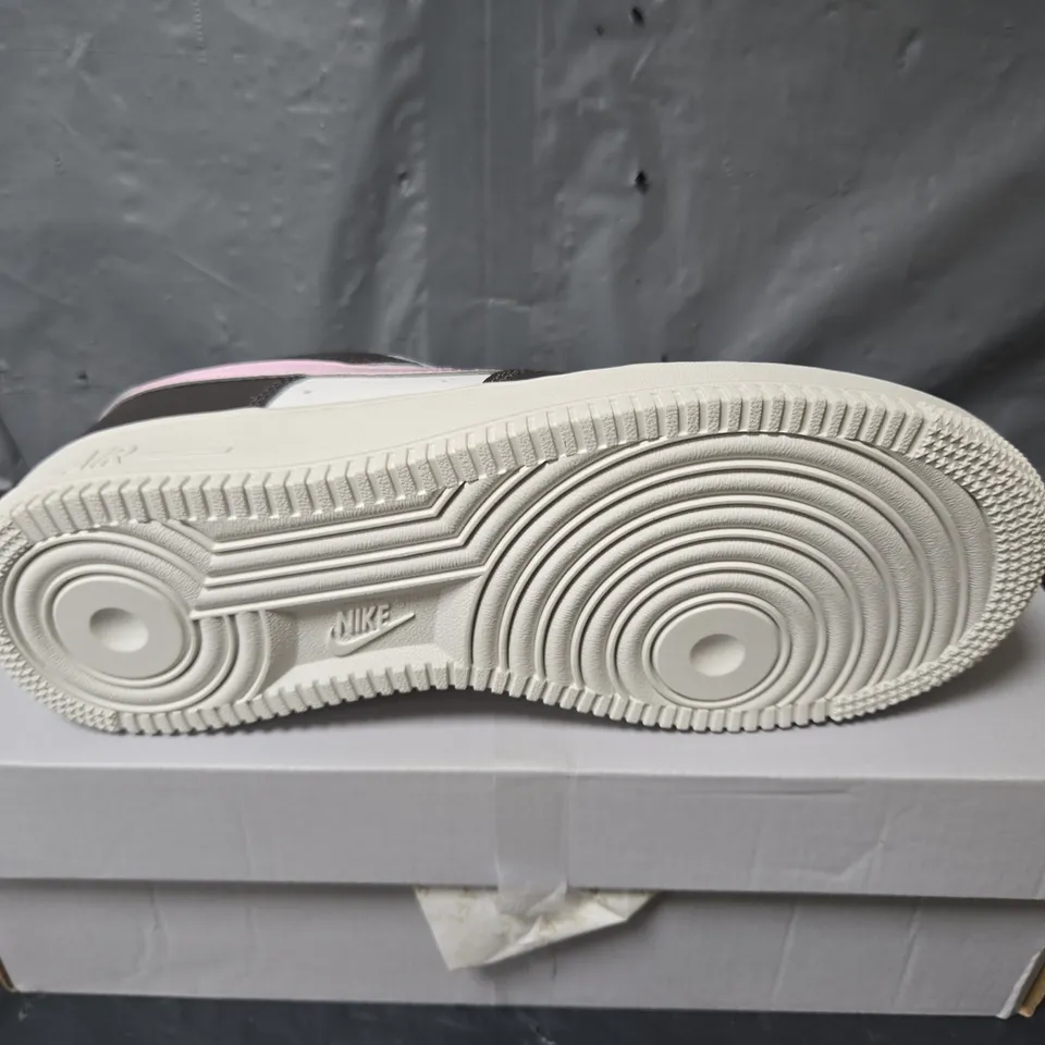 BOXED PAIR OF NIKE WOMENS AIR FORCE 1 07 TRAINERS IN WHITE/BLACK/PINK - UK 5.5