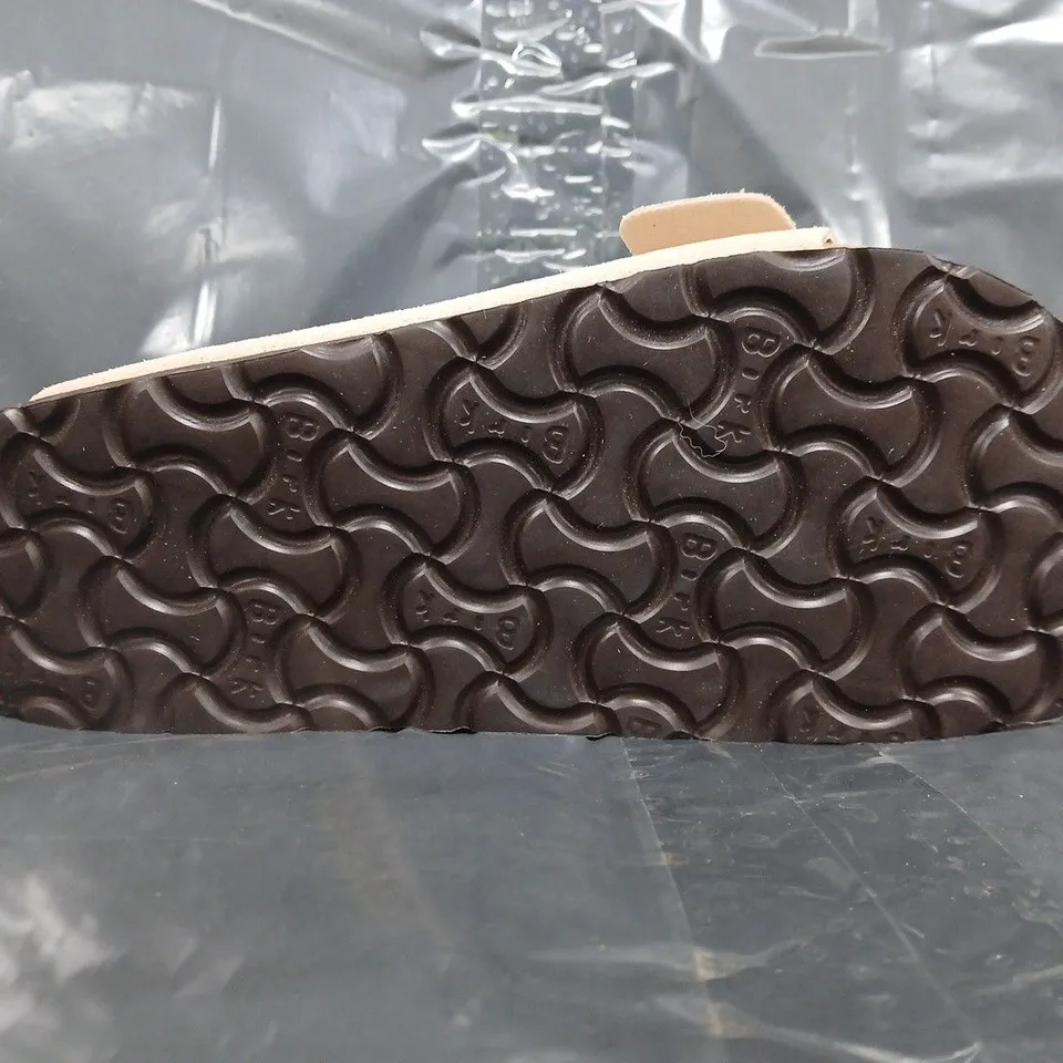 PAIR OF BIRKENSTOCK SANDALS IN BEIGE SIZE EU 39