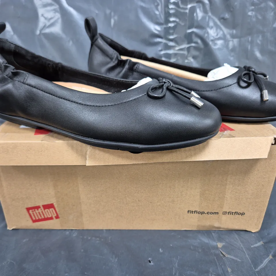 BOXED PAIR OF FITFLOP ALLEGRO BOW LEATHER BALLERINAS SHOES IN BLACK SIZE 4