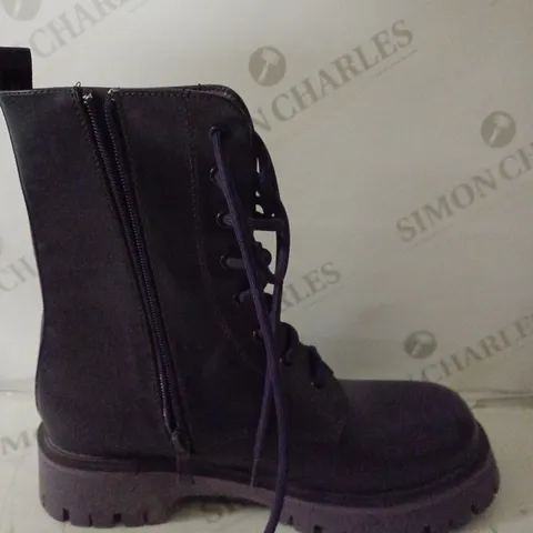 PAIR OF KOI WOMEN'S PLATFORM BOOTS PURPLE SIZE 6