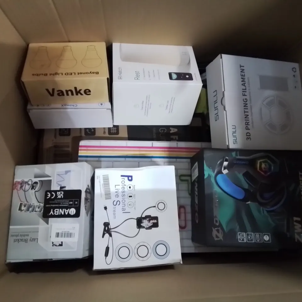 BOX CONTAINING LARGE AMOUNT OF BOXED ELECTRICAL ITEMS TO INCLUDE: PROFESSIONAL LIVE STREAM SET UP, 3D PRINTING FILAMENT ROLLS, GAMING HEADPHONES, WIRELESS BLUETOOTH SPEAKER, GUITAR STAND AND LOTS MORE