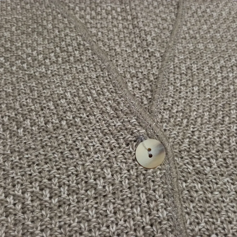 LOT OF APPROXIMATELY 45 V-NECK CARDIGANS IN NATURAL - SIZE UNSPECIFIED