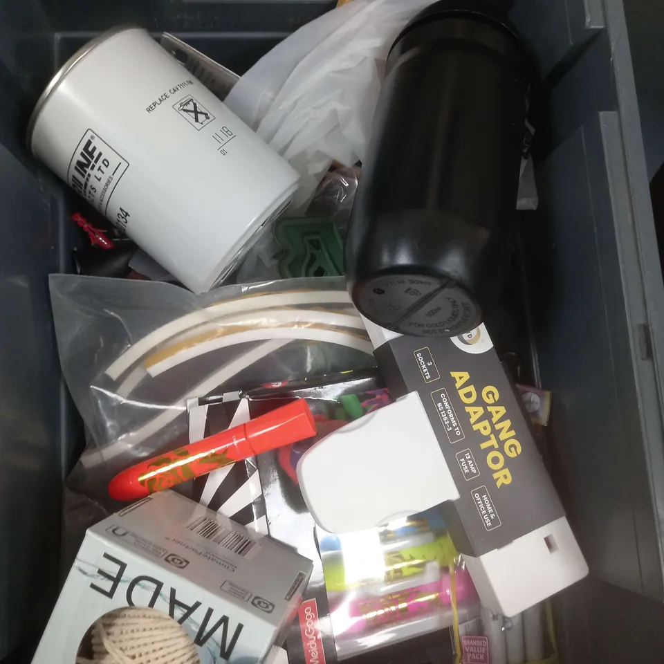 BOX OF APPROXIMATELY 15 ASSORTED ITEMS TO INCLUDE - FACE PAINT, GANG ADAPTOR, WATER BOTTLE ETC