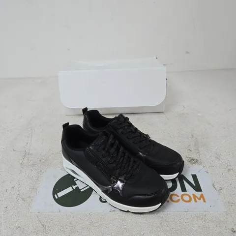 SKECHERS BLACK MEMORY FOAM TRAINERS – UK 6 (US 9 / EU 39)