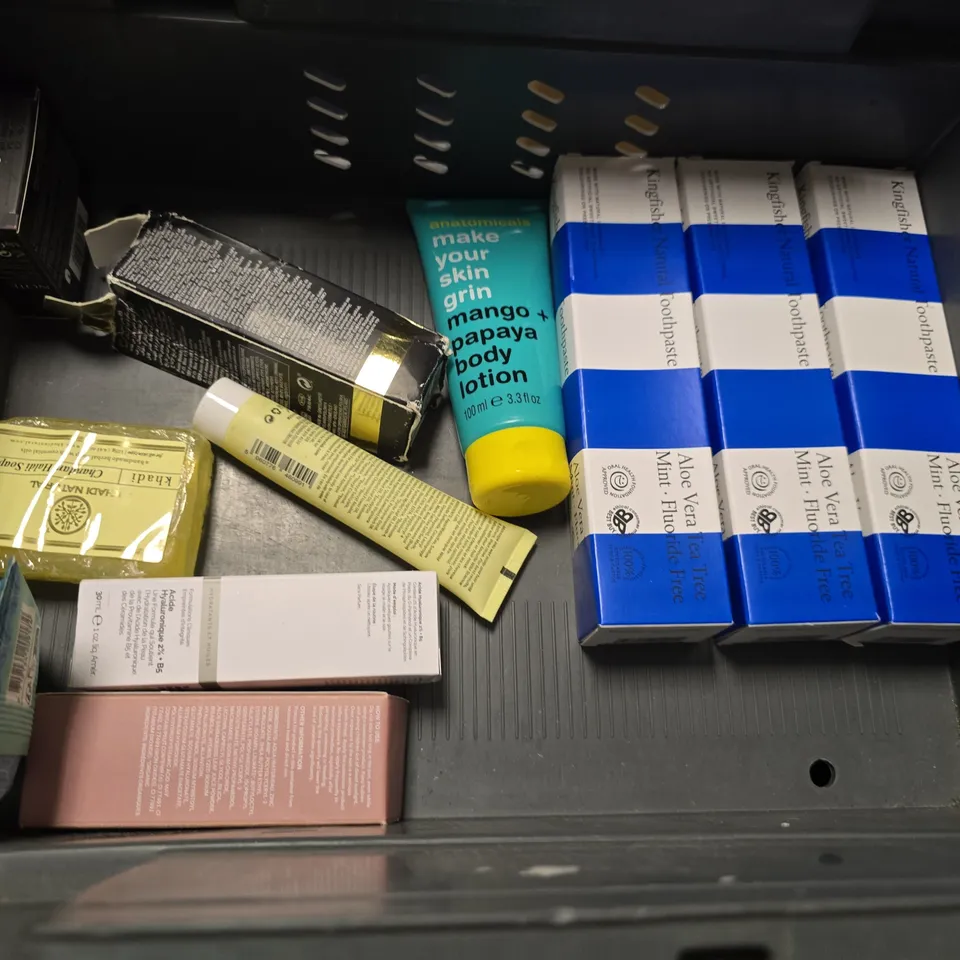APPROXIMATELY 20 ASSORTED HEALTH AND BEAUTY ITEMS TO INCLUDE LUX BODY WASH, ELF WHOA GLOW AND SKIN PERFECTOR