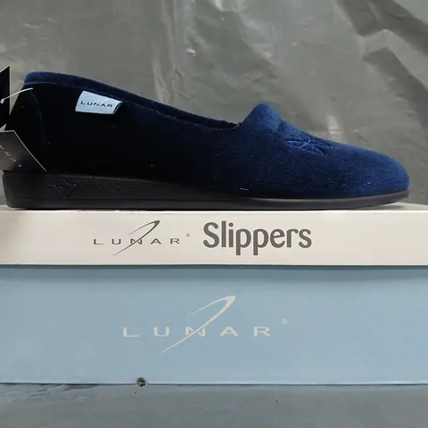 BOXED PAIR OF LUNAR SLIPPERS IN NAVY SIZE EU 40