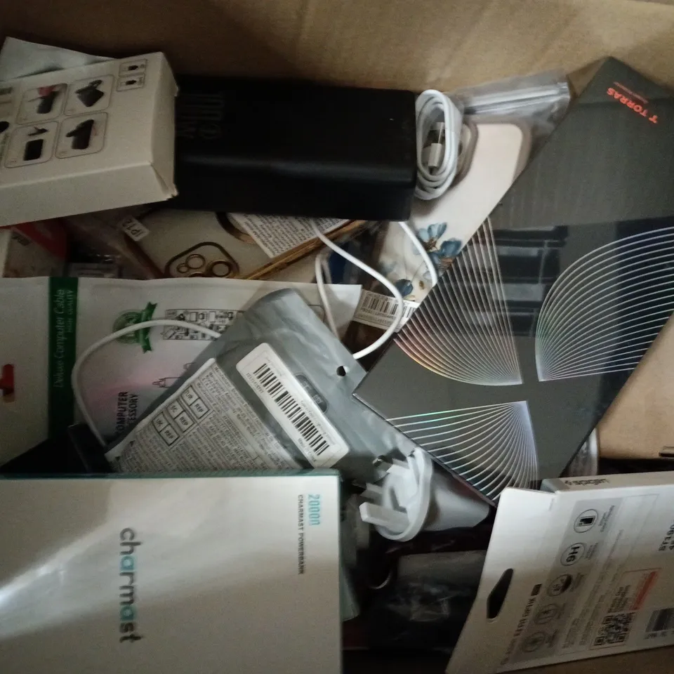 BOX OF APPROXIMATELY 15 ASSORTED HOUSEHOLD ITEMS TO INCLUDE PHONE CASE, POWER BANK, ETC