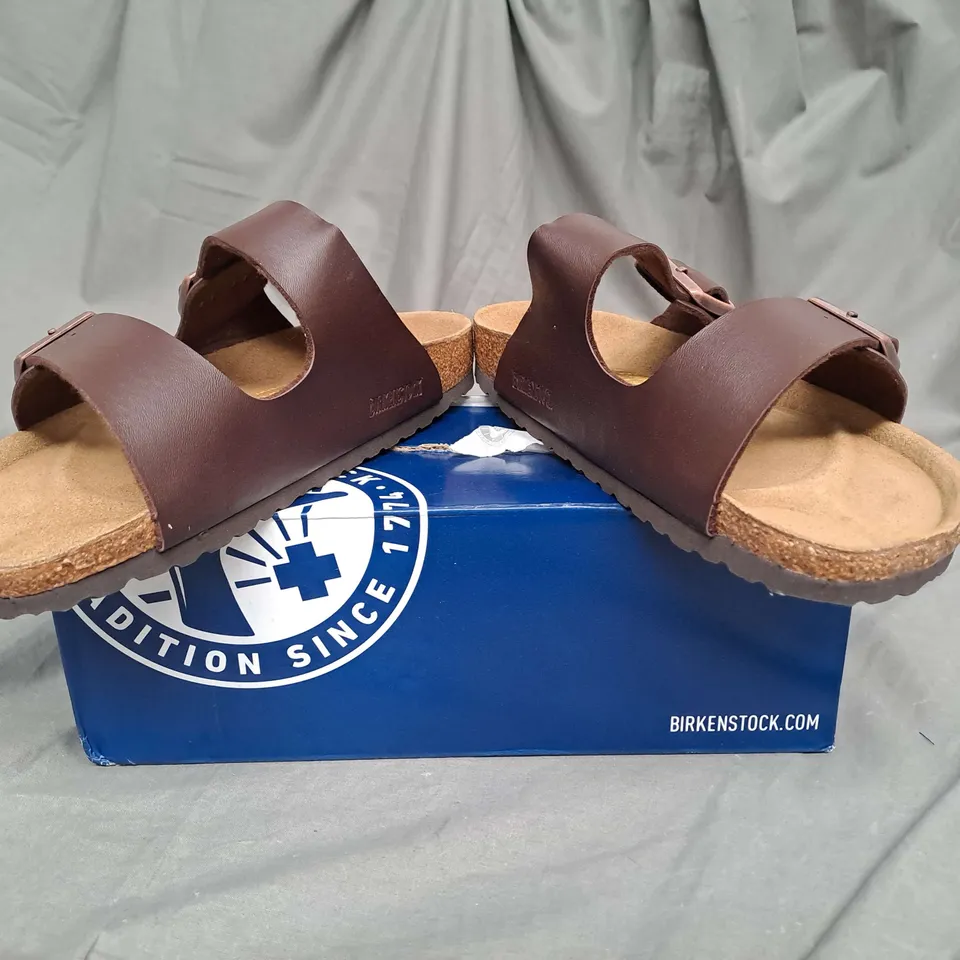 BOXED PAIR OF BIRKENSTOCKS ARIZONA SANDALS IN BROWN SIZE 9