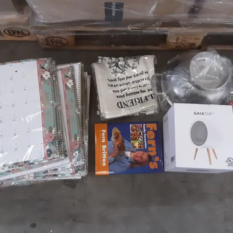 PALLET OF ASSORTED HOMEWARE ITEMS TO INCLUDE HEATER, CALENDARS, COOKING DRAINERS ETC