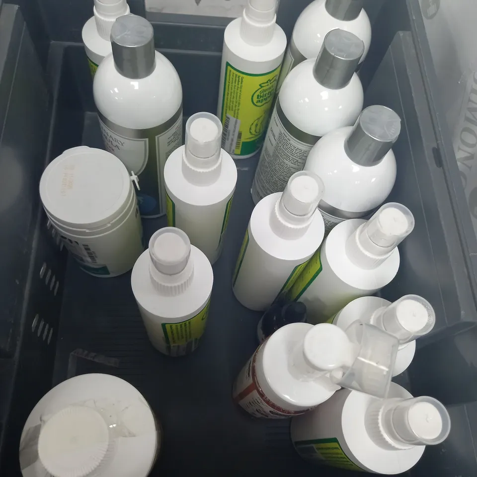 TOTE OF APPROX. 20 ASSORTED DOG ACCESSORIES TOO INCLUDE DENTAL SPRAY , CONDITIONER AND DETERRENT , ETC 