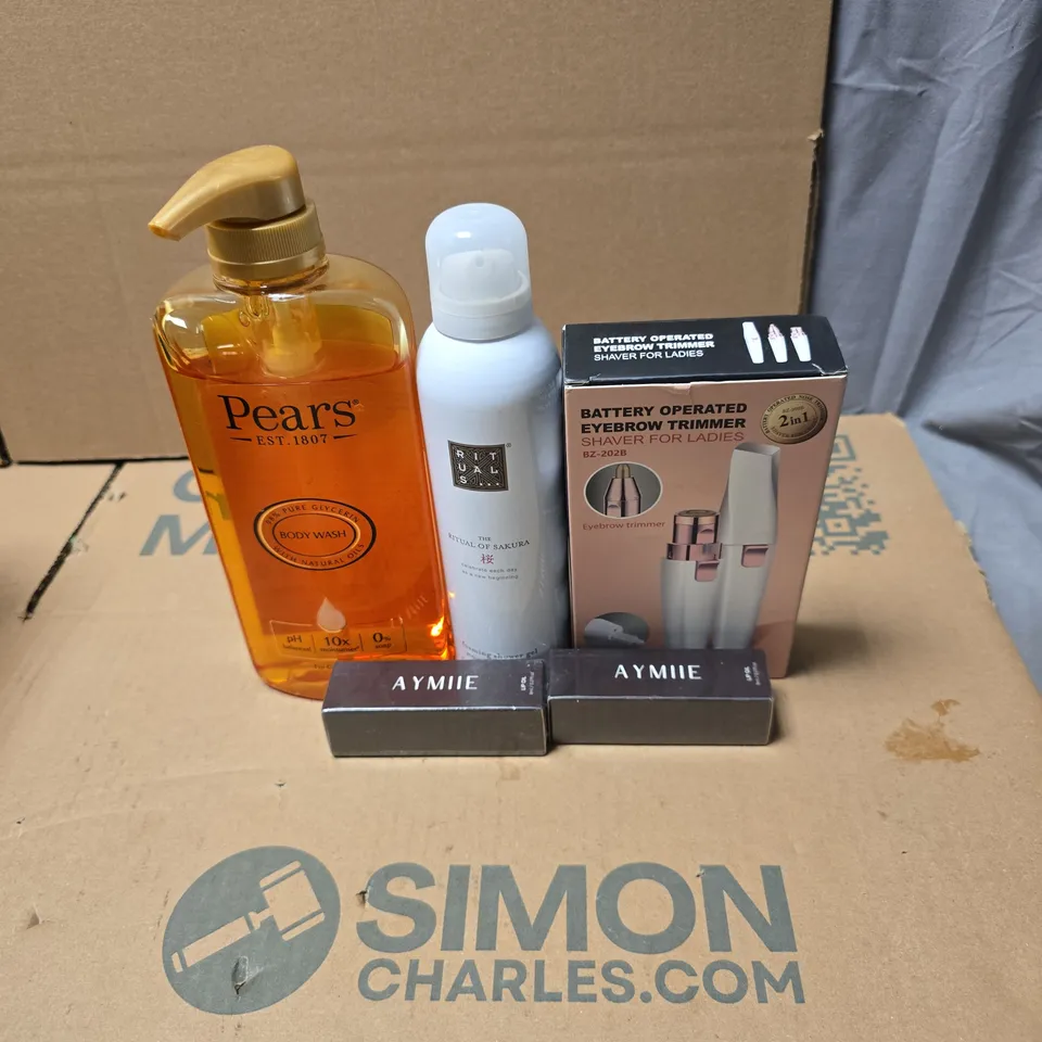 TOTE OF APPROXIMATELY 25 ASSORTED COSMETIC ITEMS TO INCLUDE EYEBROW TRIMMER, AYMIIE LIP OIL, RITUALS... SHOWER GEL, PEARS BODY WASH ETC