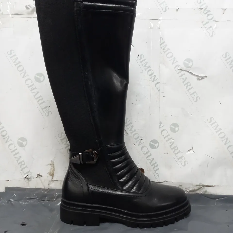 BOXED PAIR OF MODA IN PELLE QUILTED FRTONT KNEE-HIGH BOOTS IN BLACK SIZE 7
