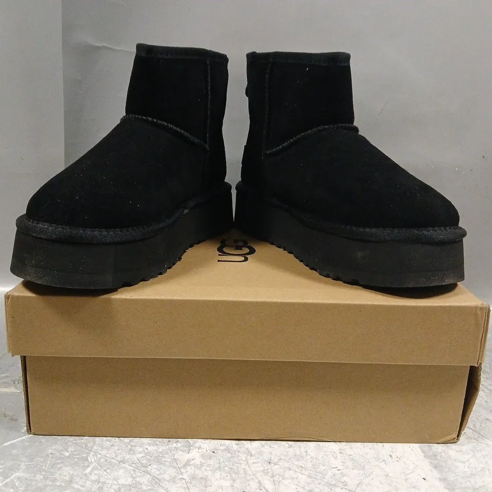 BOXED PAIR OF UGG CLASSIC MINI II BOOTS IN BLACK SIZE UK 5