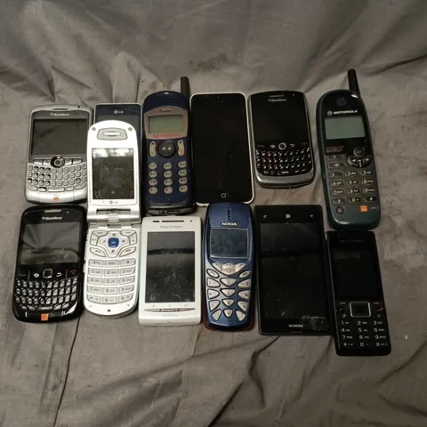 APPROXIMATELY 25 ASSORTED PHONES TO INCLUDE MOTOROLA, BLACKBERRY, APPLE IPHONE, ETC