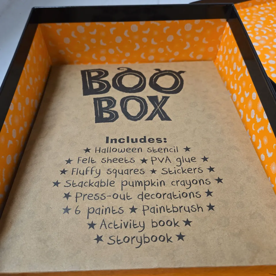 BOO BOX HALLOWEEN CRAFT KIT – BOXED (INCLUDES: STENCIL, FELT SHEETS, PVA GLUE, FLUFFY SQUARES, STICKERS, PUMPKIN CRAYONS, PAINTS, PAINTBRUSH, ACTIVITY BOOK, STORYBOOK)