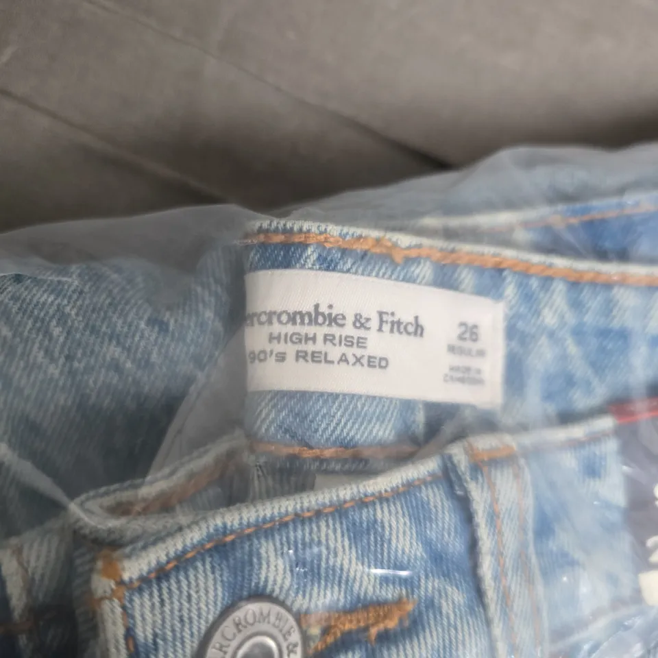 BAGGED ABERCROMBIE & FITCH HIGH RISE 90S RELAXED JEANS – CURVE LOVE - 26 REGULAR