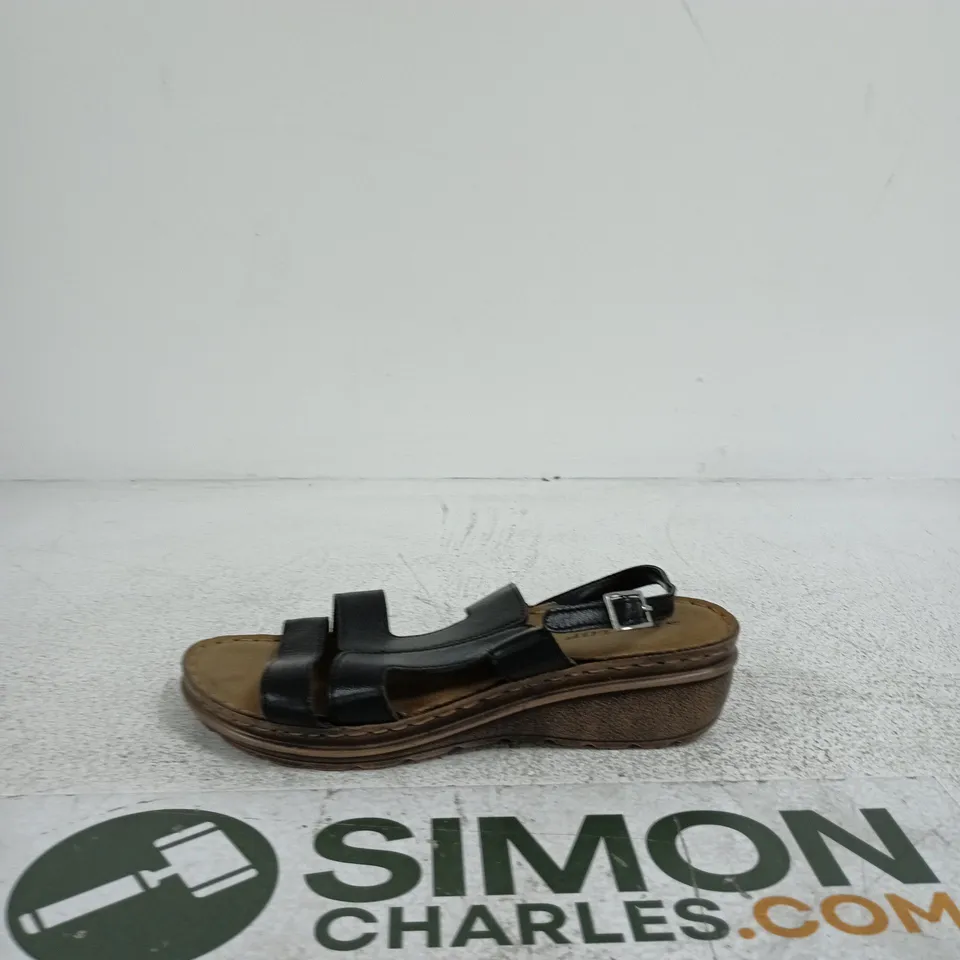 DUNLOP BLACK STRAPPY WEDGE SANDALS SIZE 6