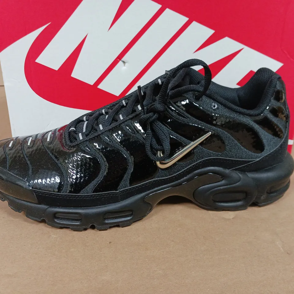 BOXED PAIR OF NIKE AIR MAX PLUS TRAINERS IN BLACK/SILVER - UK 10.5