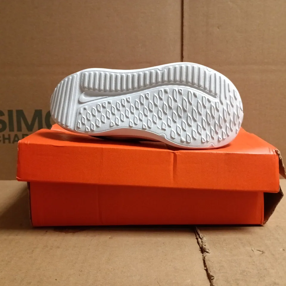 BOXED PAIR OF NIKE COSMIC RUNNER KID'S TRAINERS IN NAVY/PALE MINT SIZE UK 8.5