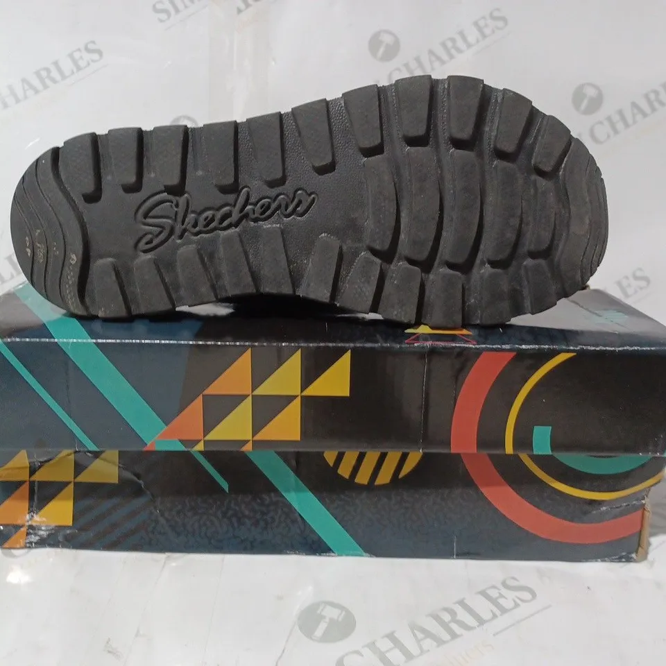 boxed PAIR OF SKETCHERS PARTY SANDAL IN BLACK SIZE 6