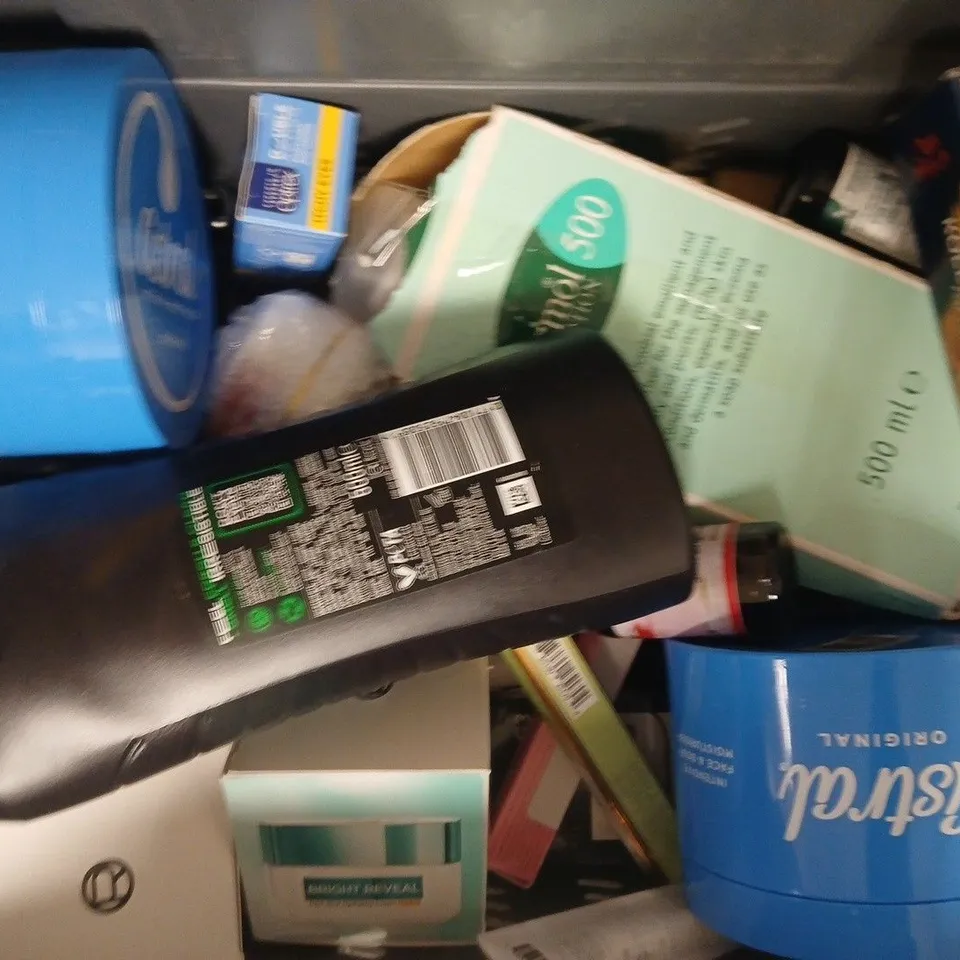 APPROXIMATELY 15 ASSORTED COSMETIC ITEMS INCLUDING VARIOUS MAKES AND BRANDS - COLLECTION ONLY