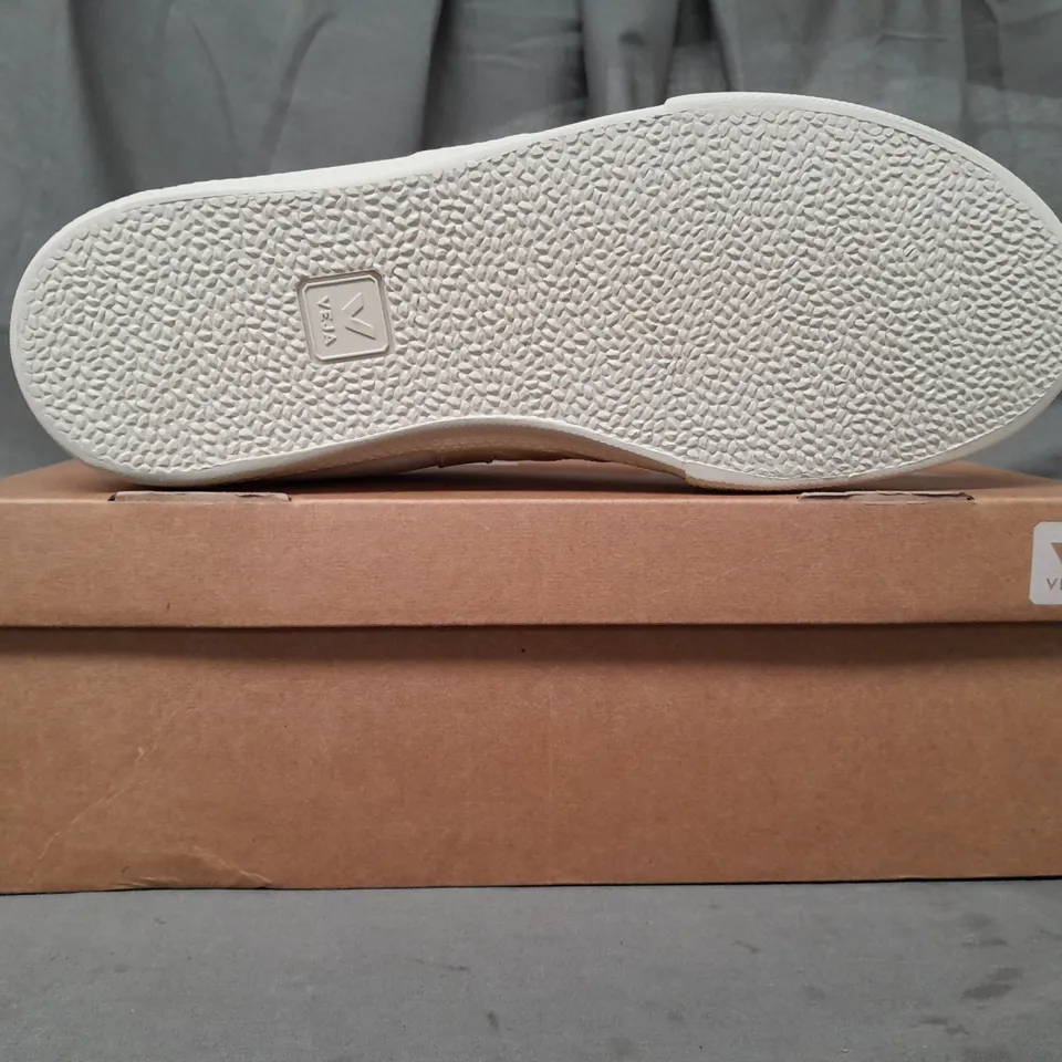 BOXED PAIR OF VEJA SHOES IN WHITE/BEIGE UK SIZE 11