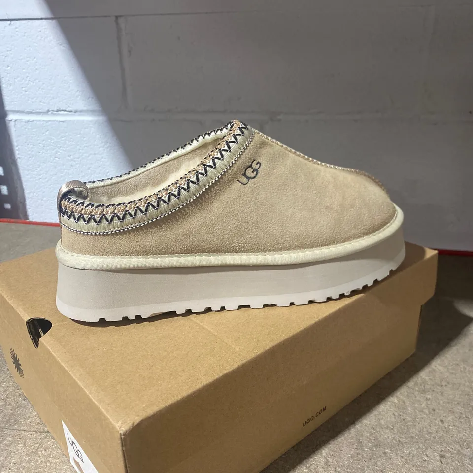 BOXED PAIR OF UGG SHOES SIZE 7