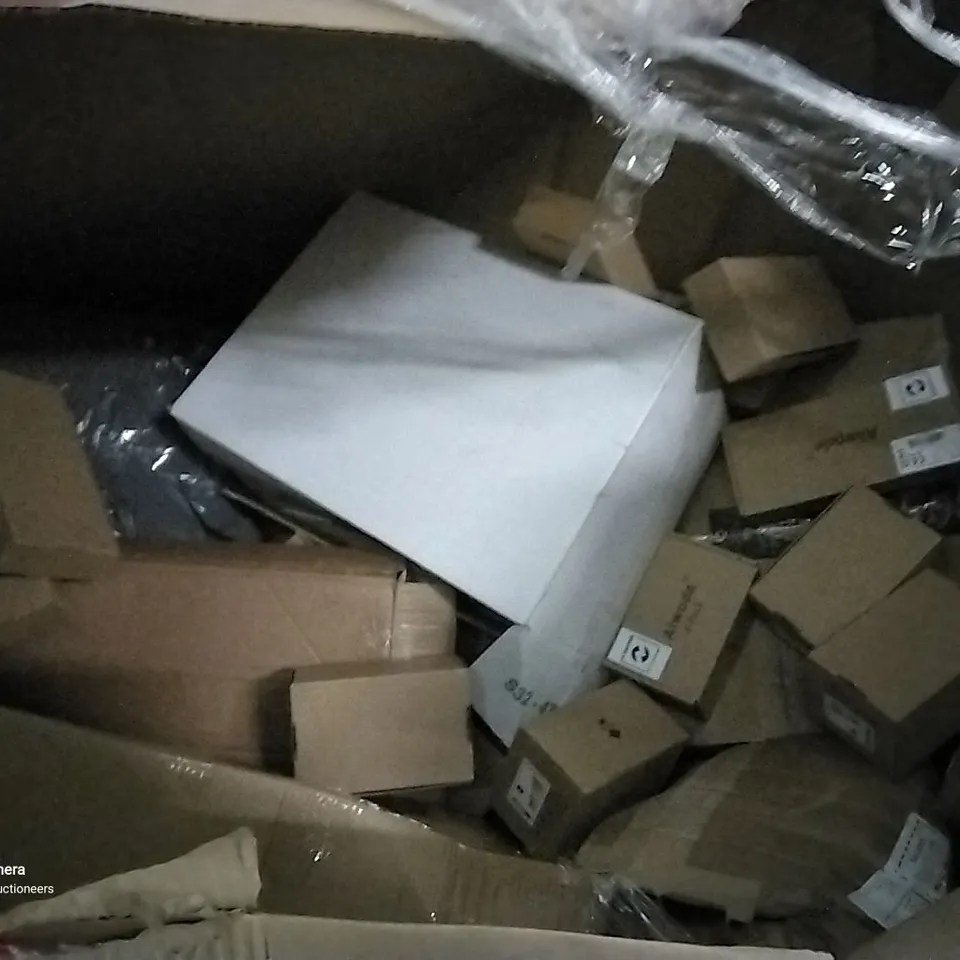 PALLET OF ASSORTED ITEMS INCLUDING ADJUSTABLE STRENGTH KETTLEBELLS, LED BULBS, MATTRESS TOPPER, ROUND BLACK BATHROOM MIRROR 