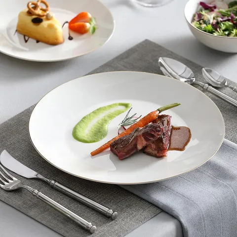 BOXED 32 PIECE BONE CHINA DINNERWARE SET