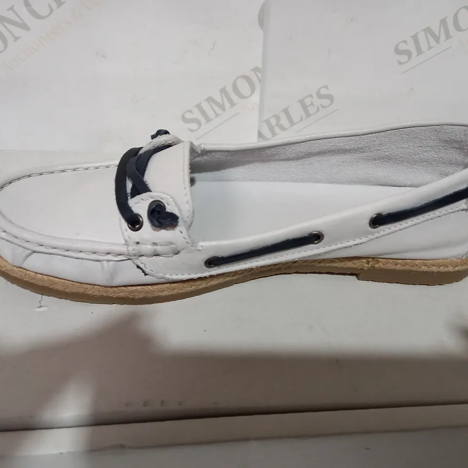 BOXED PAIR OF MODA WHITE LOAFER - SIZE 5