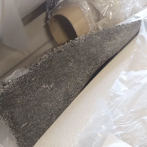 ROLL OF QUALITY ULTIMATE IMPRESSIONS CLASSY CARPET - APPROXIMATELY 4.4 x 5m