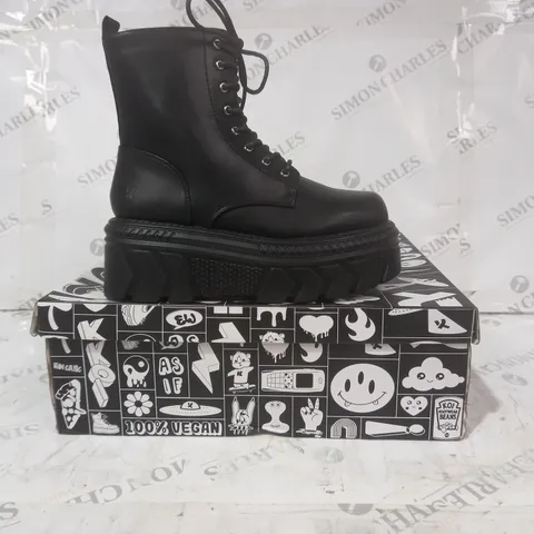 BRAND NEW BOXED PAIR OF KOI VEGAN LEATHER TALWAR CHUNKY STOMPER BOOTS IN BLACK UK SIZE 3