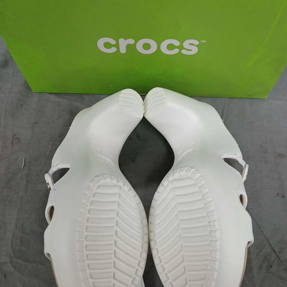 CROCS CYPRUS V HEEL W WHITE SANDALS – BOXED UK SIZE 7.