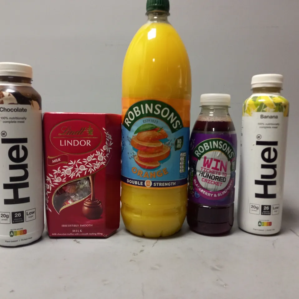 TOTE OF APPROX 6 ASSORTED FOOD ITEMS TO INCLUDE -  LINDT LINDOR CHOCOLATE , ROBINSONS ORANGE , HUEL BANANA ETC