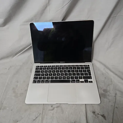 APPLE MACBOOK AIR LAPTOP – SILVER. DAMAGE TO SCREEN