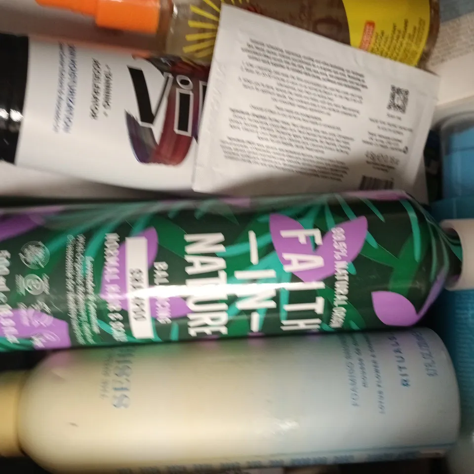 APPROXIMATELY 12 ASSORTED COSMETIC ITEMS TO INCLUDE FACE FRESH, ETC - COLLECTION ONLY