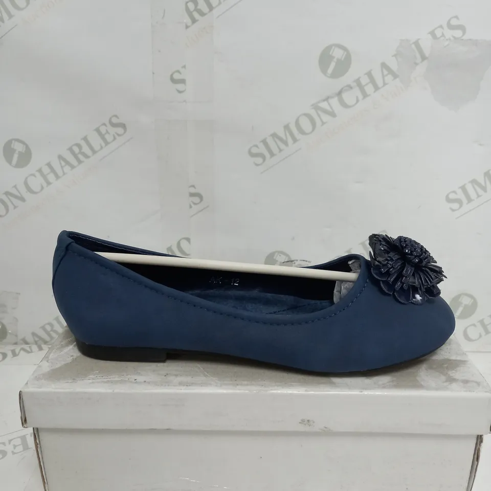 BOX OF APPROXIMATELY 10 ASSORTED PAIRS OF SHOES TO INCLUDE LOW FORMAL SHOES, BLUE PUMPS, BROWN BOOTS ETC