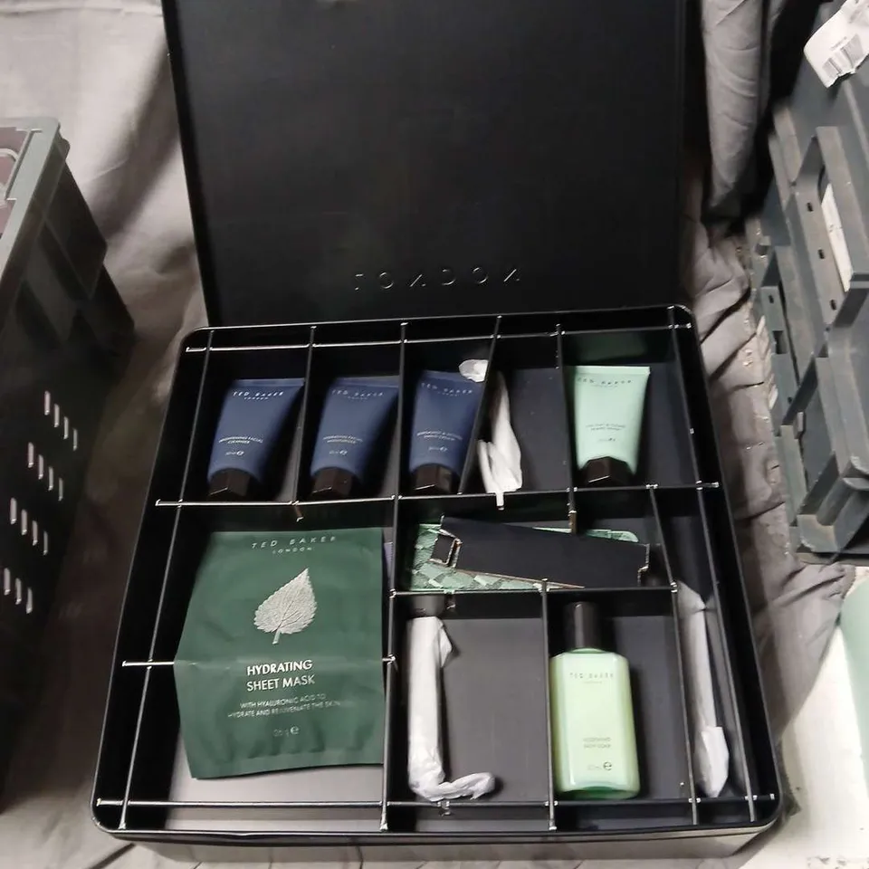 TED BAKER LONDON MEN’S GROOMING GIFT SET IN METAL TIN – TOILETRIES.