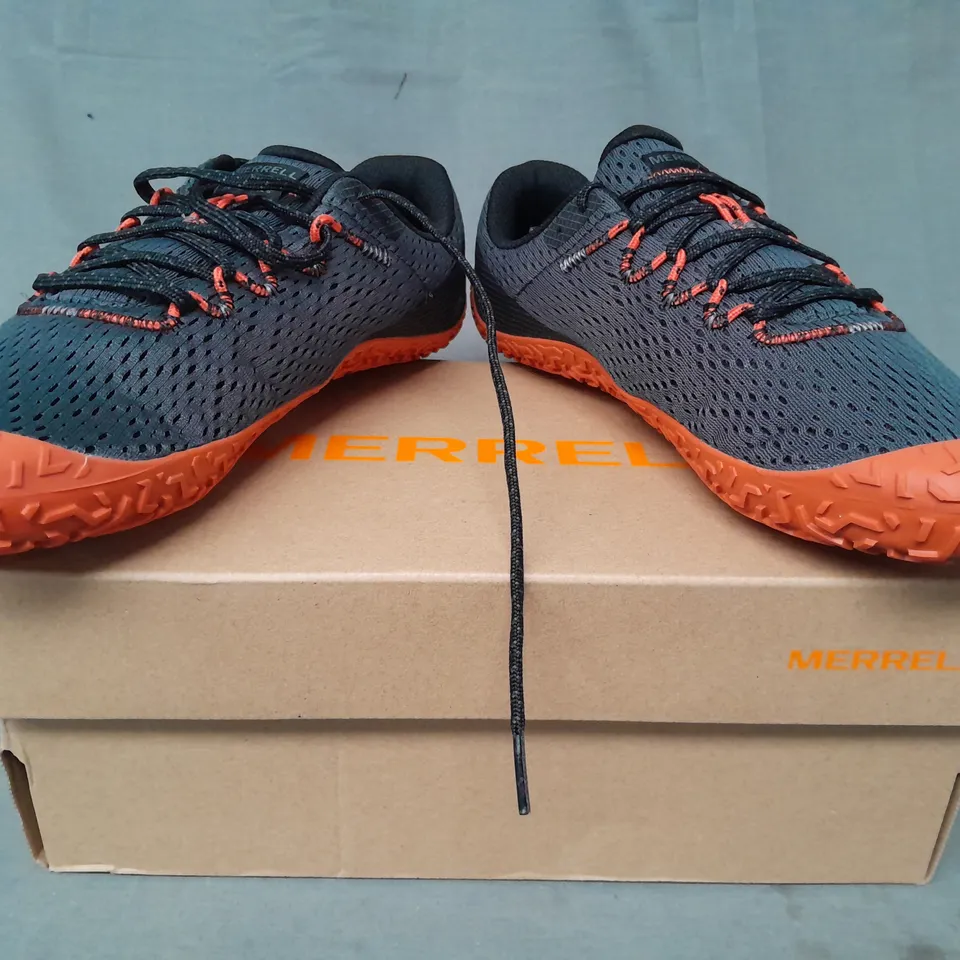 BOXED PAIR OF MERRELL VAPOR GLOVE 6 SHOES IN GRANITE/TANGERINE UK SIZE 9