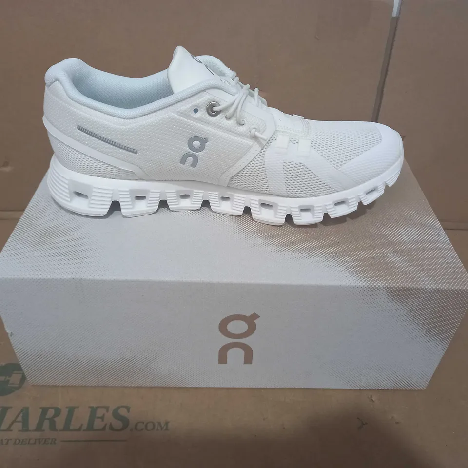 BOXED PAIR OF ON SWISS ENGINEERING TRAINERS IN WHITE UK SIZE 5