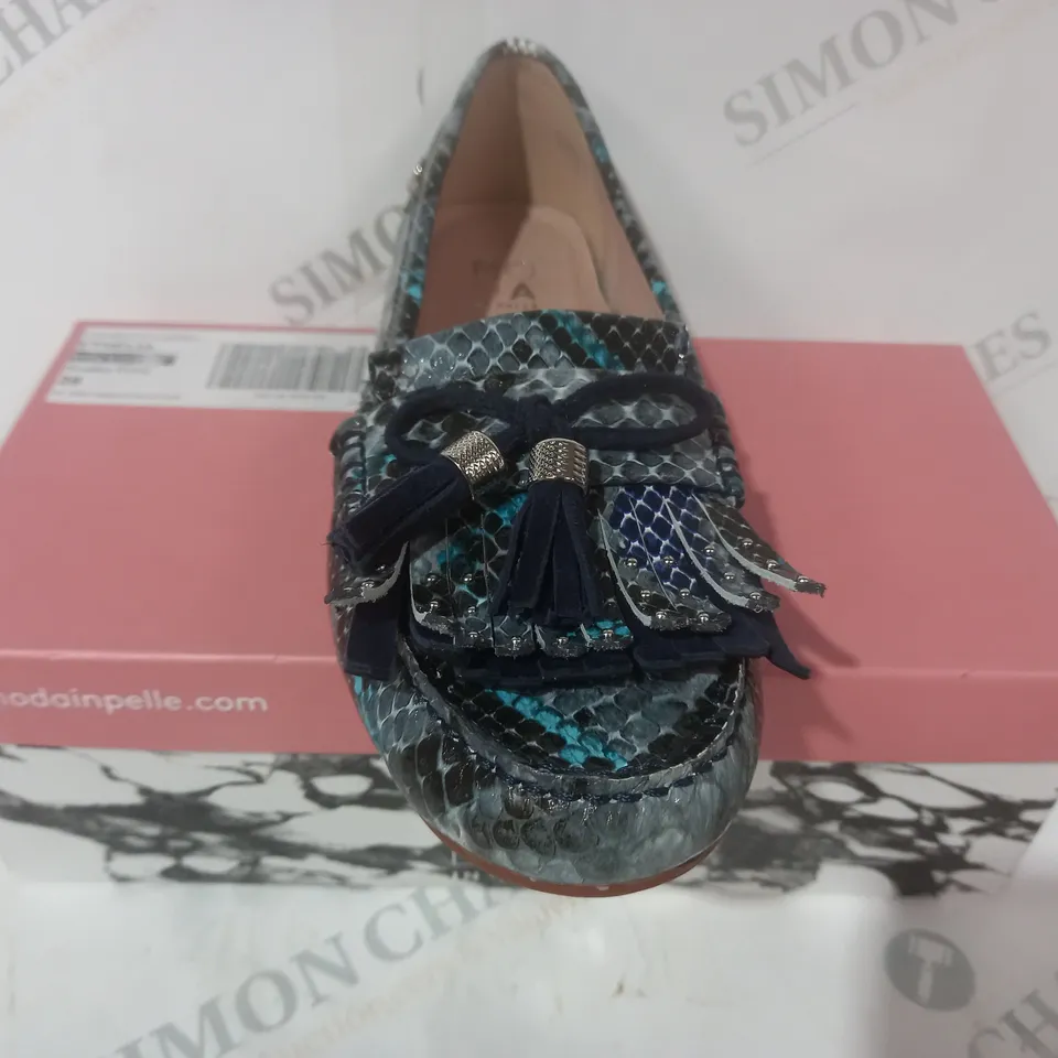 BOXED PAIR OF MODA IN PELLE ETHELIA LOAFERS IN BLUE SNAKE PRINT SIZE 6