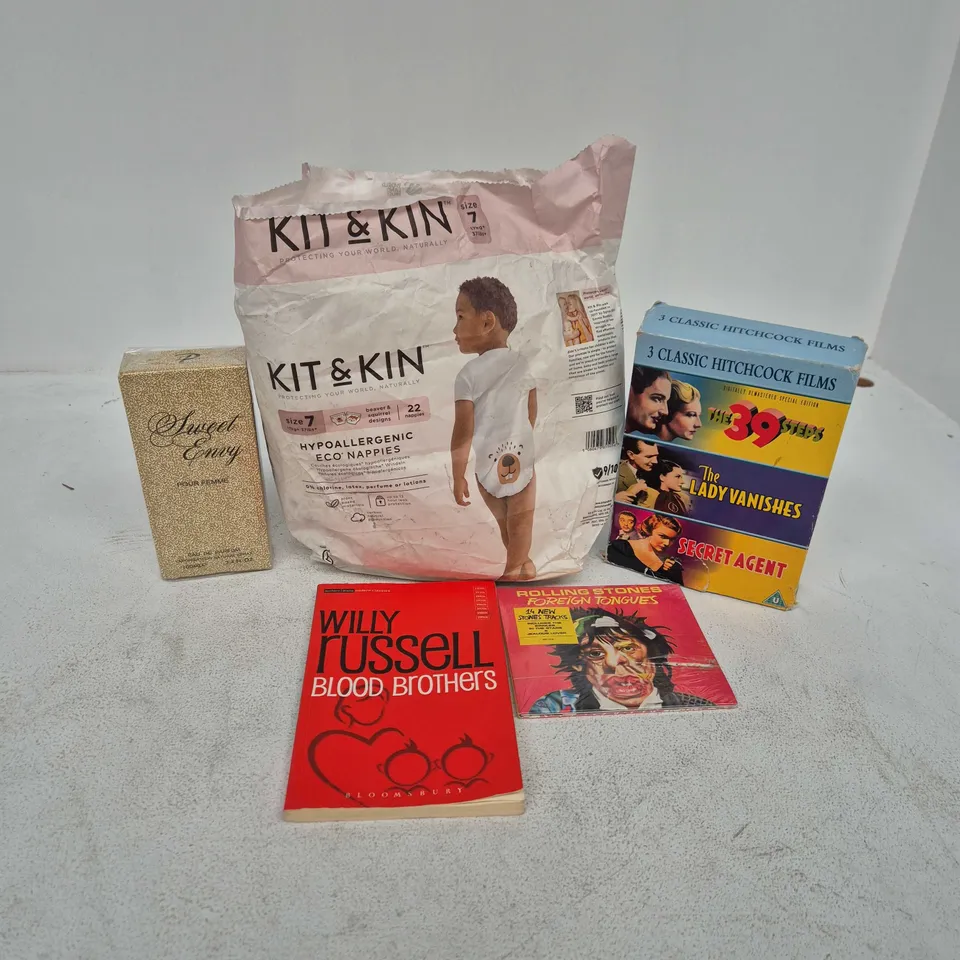 APPROXIMATELY 20 ASSORTED HOUSEHOLD PRODUCTS TO INCLUDE ROLLING STONES FOREIGN TONGUES CD, KIT & KIN ECO NAPPIES, WILLY RUSSELL BLOOD BROTHERS BOOK, ETC - COLLECTION ONLY