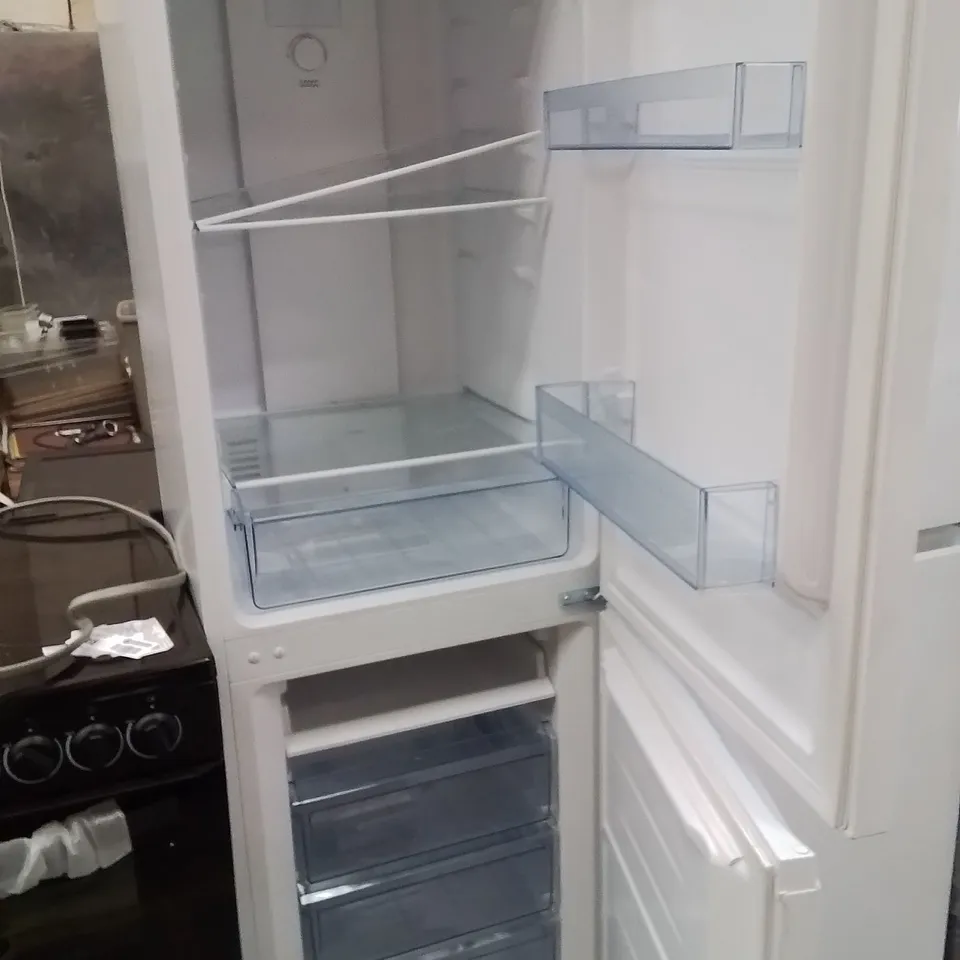BOXED SWAN SR156120W 55CM 50/50 TOTAL NO FROST FRIDGE FREEZER - WHITE
