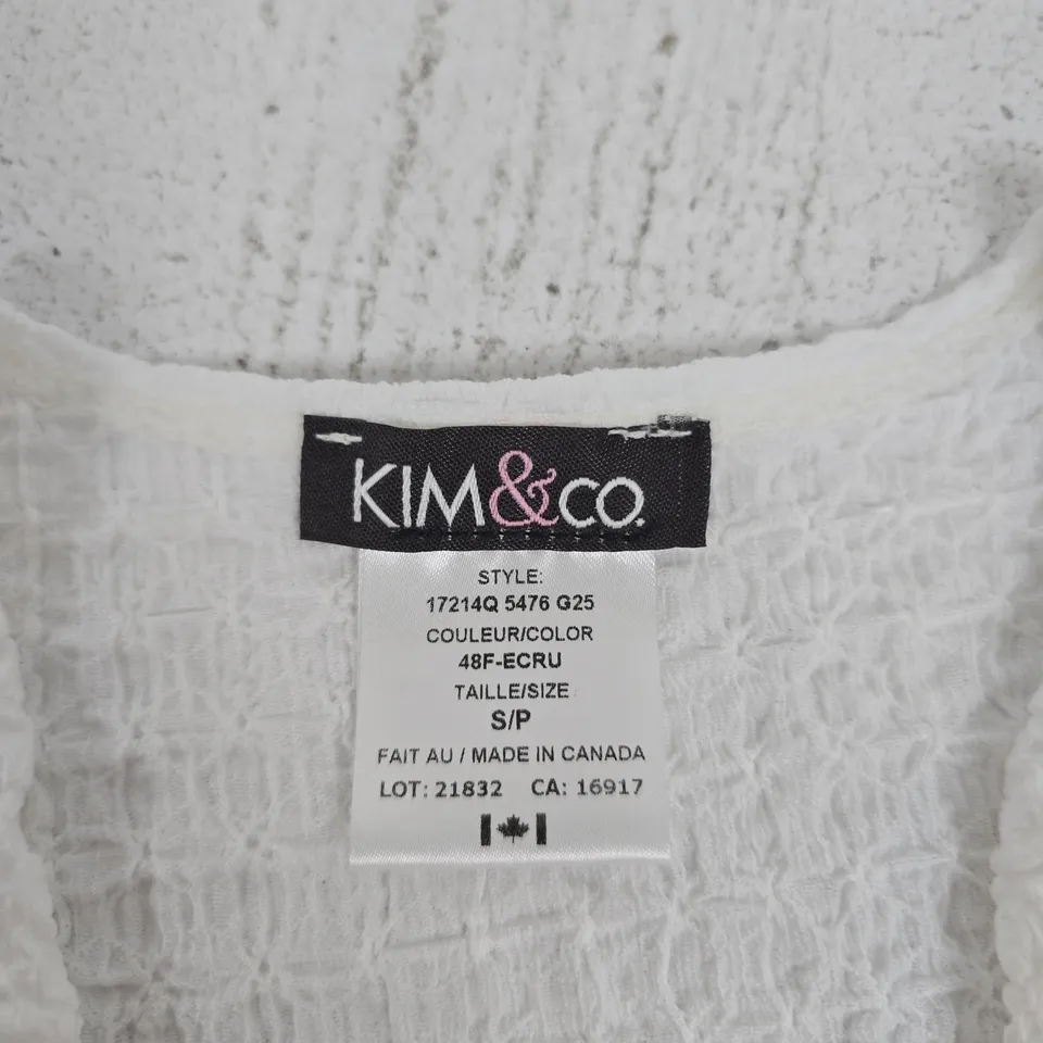 KIM & CO WHITE TEXTURED SLEEVELESS BUTTON-FRONT TOP, UK SIZE S (S/P) – MADE IN CANADA