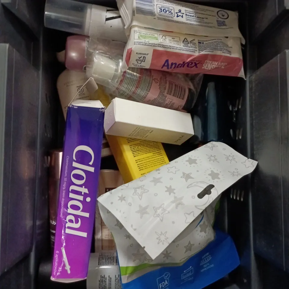 APPROXIMATELY 20 HEALTH AND BEAUTY PRODUCTS TO INCLUDE ORALIEVE MOUTH RINSE, ANDREX TOILET TISSUE WIPES AND WELLA SHOCKWAVES GEL