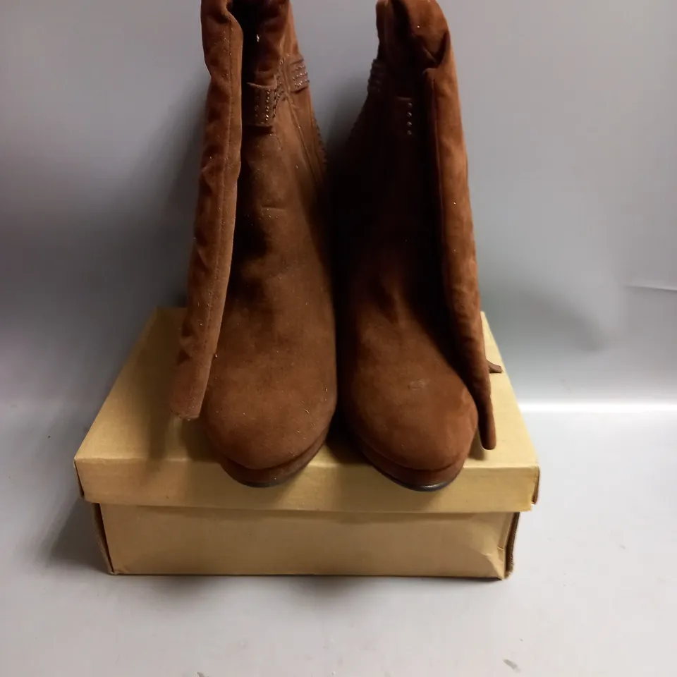 BOXED RCK BELLA LADIES BROWN SUED HIGH HEELED KNEE HIGH BOOTS. SIZE 9